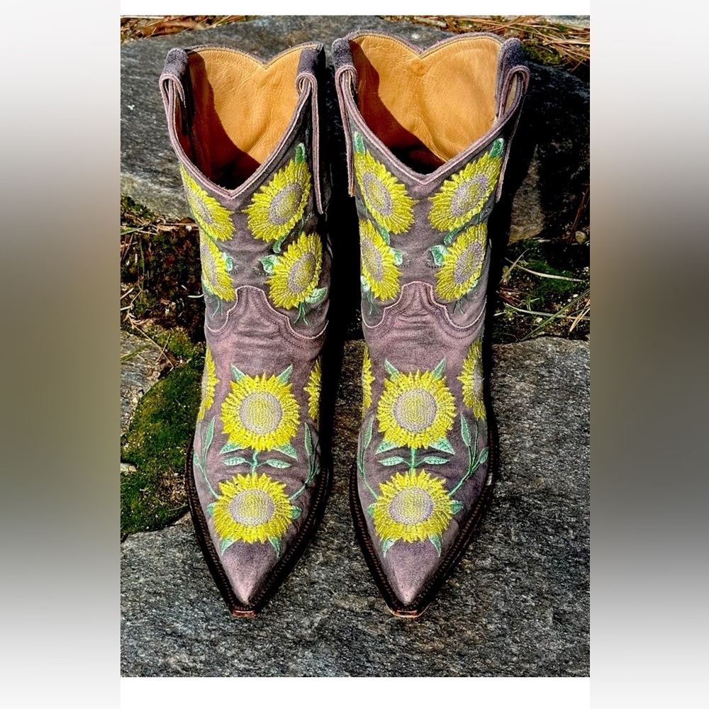Women’s OLD GRINGO Lavender Boots Embroidered with Yellow Sunflowers 
8.5 EUC